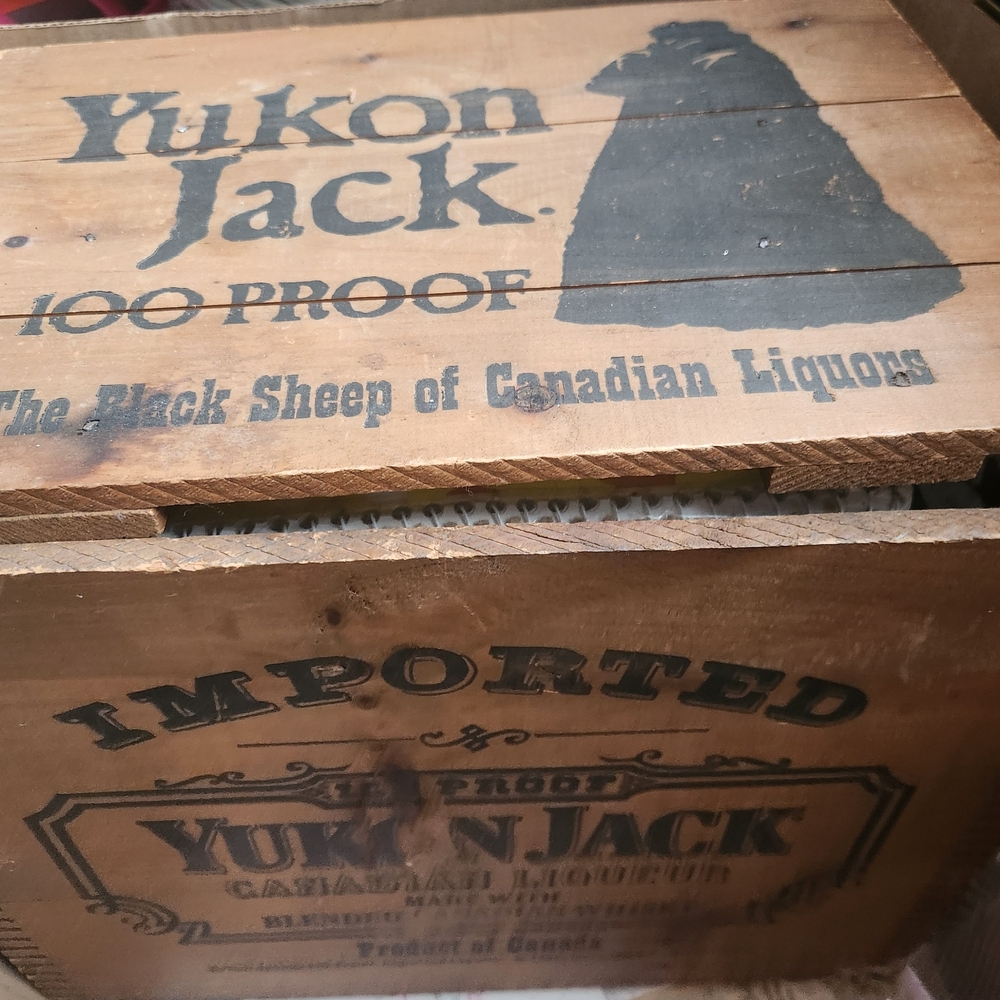 Vintage Yukon Jack Imported 100 Proof Canadian Liqueur Wooden Box Crate w Lid